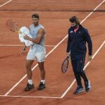 Nadal y Moyá, durante un entrenamiento en la pista Philippe Chatrier, la central de Roland Garros