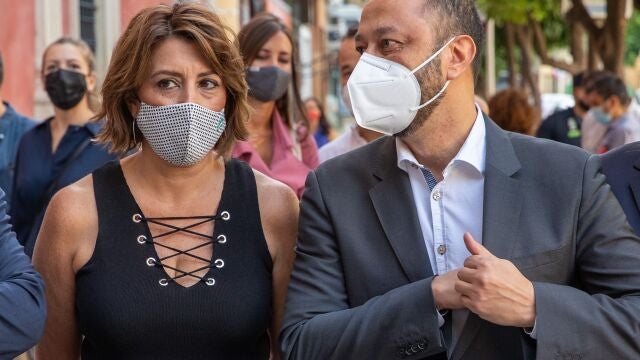 La secretaria general del PSOE-A, Susana Díaz (i), conversa con Rodríguez Gómez de Celis, a su llegada a la Fundación Cajasol en Sevilla