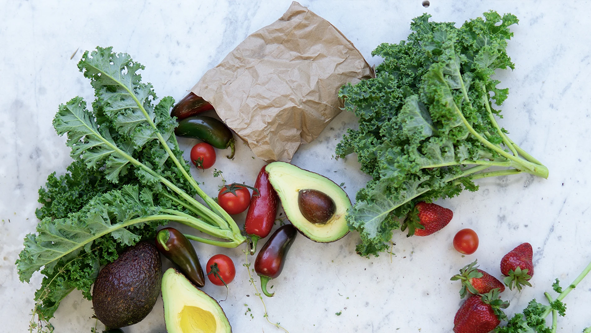 En la imagen, frutas y verduras variadas