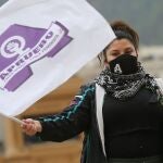 Una mujer con mascarilla participa en una manifestación llamada "banderazo por el Apruebo" en Santiago de Chile
