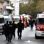 La policía francesa y el equipo de rescate,en un perímetro de seguridad cerca de las antiguas oficinas de Charlie Hebdo, en París, Francia, el 25 de septiembre de 2020, después de que cuatro personas resultaran heridas en un ataque con cuchillo. EFE/EPA/IAN LANGSDON