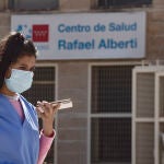 Una trabajadora sanitaria camina al lado del Centro de Salud Rafael Alberti, una de las zonas confinadas de Puente de Vallecas