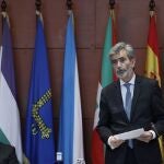 El presidente del Tribunal Supremo y del Consejo General del Poder Judicial (CGPJ), Carlos Lesmes, acompañado por el ministro de Justicia del Gobierno, Juan Carlos Campo