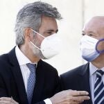 Carlos Lesmes (izda.), ayer, junto al ministro de Justicia, Juan Carlos Campo, durante el acto de entrega de despachos a los nuevos jueces