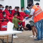 Miembros de los equipos de emergencias ofrecen agua y algo de comida a 29 inmigrantes en Lanzarote