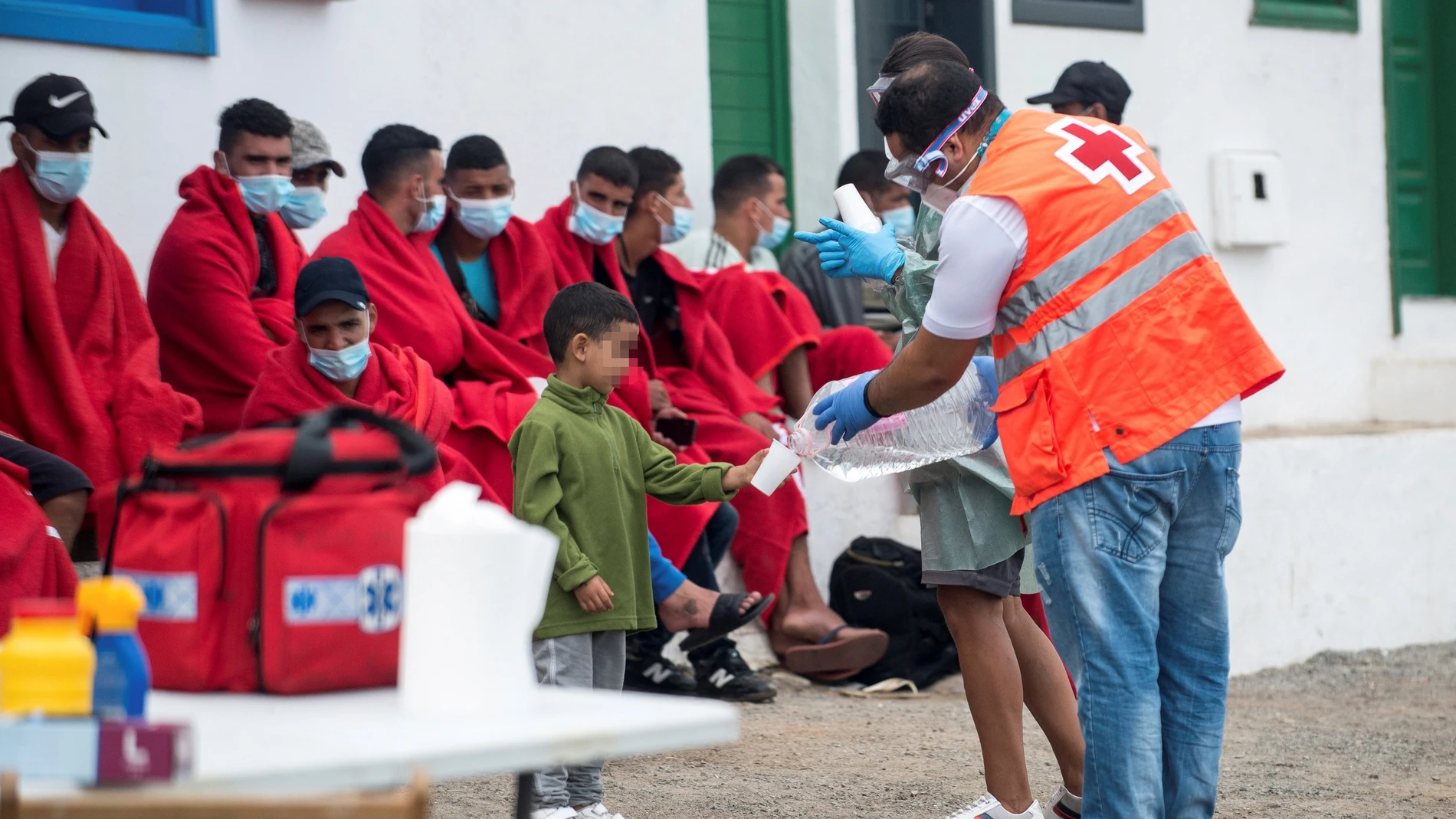 Miembros de los equipos de emergencias ofrecen agua y algo de comida a 29 inmigrantes en Lanzarote
