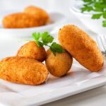 No calcular bien los ingredientes para la bechamel, optar por rellenos de poca calidad o no dejar reposar la masa al menos 12 horas, algunos de los fallos más comunes al preparar croquetas, según Oído Cocina Gourmet.