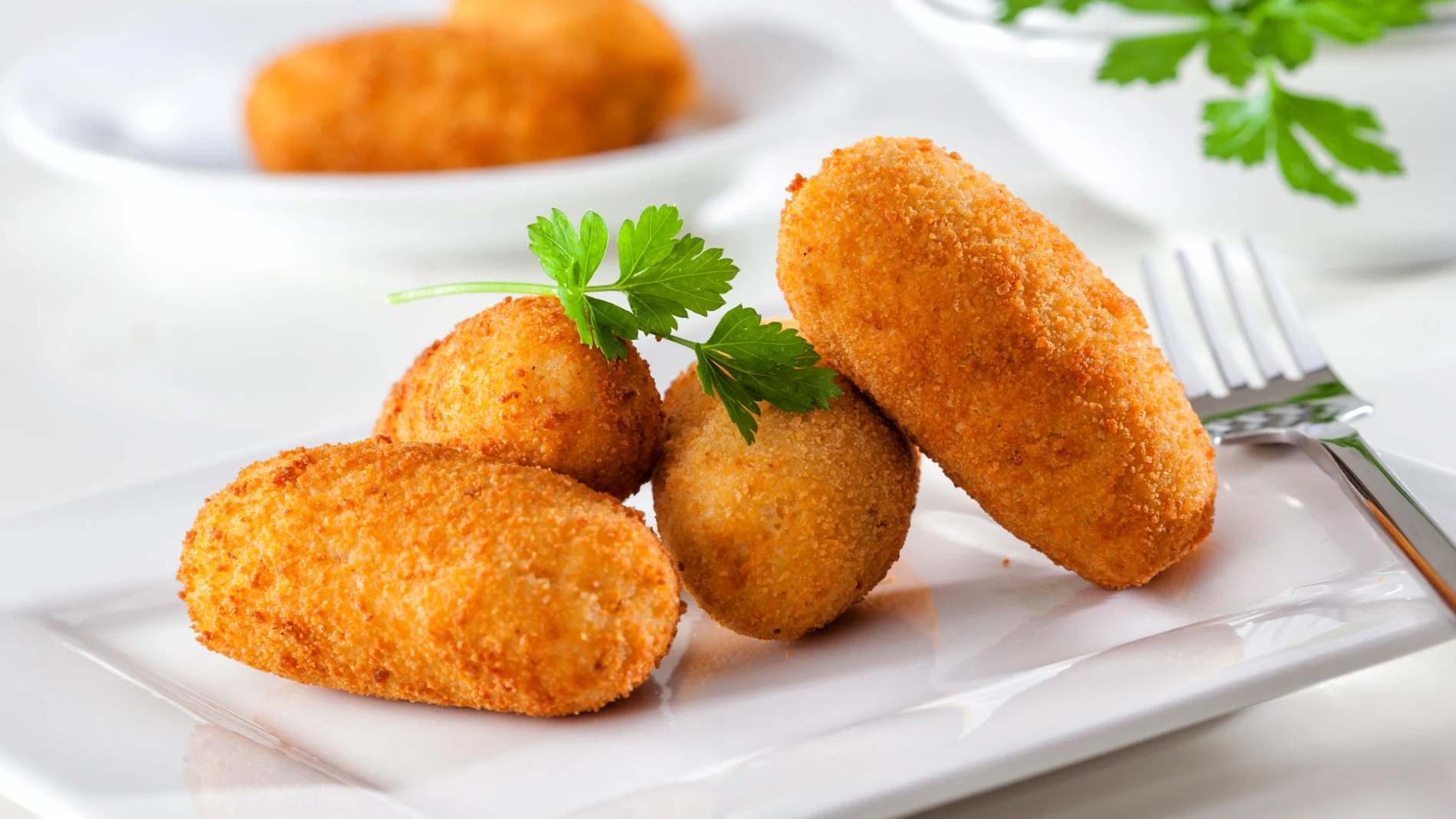 No calcular bien los ingredientes para la bechamel, optar por rellenos de poca calidad o no dejar reposar la masa al menos 12 horas, algunos de los fallos más comunes al preparar croquetas, según Oído Cocina Gourmet.