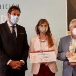El Ayuntamiento de Valladolid entrega el 67 Premio Ateneo-Ciudad de Valladolid a Elena Hernández, por su obra ‘Regreso''. El alcalde de Valladolid, Óscar Puente; la ganadora del premio, Elena Hernández; y el presidente del Ateneo de Valladolid, Celso Almuiña.