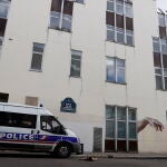 La Policía francesa hace guardia frente a las antiguas oficinas de "Charlie Hebdo" este fin de semana en París