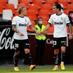 Los jugadores del Valencia celebran un gol.