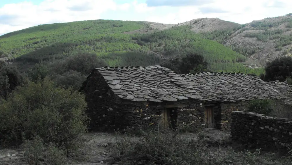 Los pueblos negros de Guadalajara reciben ese nombre debido a las tejas que se utilizan en su construcción.