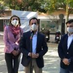 El concejal del PP en el Ayuntamiento de Barcelona Óscar Ramírez, la diputada en el Congreso Llanos de Luna y el concejal en el Ayuntamiento de Esplugues de Llobregat (Barcelona) Marcos Sánchez durante la presentación del plan antiokupa. PP