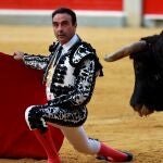 GRAF1305. GRANADA, 26/09/2020.- El diestro Enrique Ponce en su segundo toro, en la Monumental corrida de toros que se celebra en la Plaza de toros de Granada con motivo de la Mini Feria de la Virgen de las Angustias. EFE/ Pepe Torres