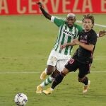 Emerson presiona a Modric en el Betis-Real Madrid