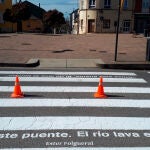 Una de las frases que puede leerse en los pasos de cebra de Ponferrada desde el pasado mes de marzo