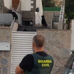 Imagen de una operación de la Guardia Civil en la vivienda "okupada", que albergaba una plantación de marihuana
