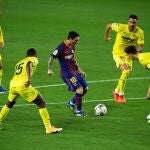 Leo Messi, rodeado por cuatro jugadores del Villarreal.