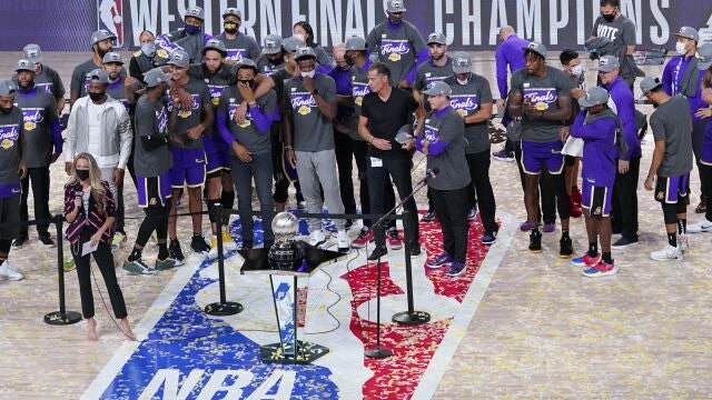 Los Lakers celebran la victoria en la final de la Conferencia Oeste