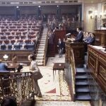 El entonces presidente del Gobierno, Adolfo Suárez, en la mocion de censura presentada por Felipe González, en 1980