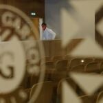 Nadal, con mascarilla entrando a la sala de prensa de Roland Garros sin gente