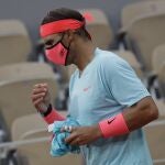 Rafa Nadal, con mascarilla durante un parón en su estreno en Roland Garros