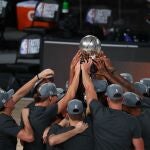 La plantilla de los Heat, con el título de campeones del Este