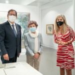 El presidente de la Fundación Cajasol, Antonio Pulido, y la Consejera de Cultura y Patrimonio Histórico de la Junta de Andalucía, Patricia del Pozo, junto a la propia artista, Carmen Laffón, en la exposición