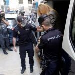 GRAFCVA8212. ALICANTE, 28/09/2020.- Agentes de la Policia Nacional custodian a Concepción Martín, Conchi, conocida como la viuda negra de Alicante, a su llegada a la Audiencia Provincial de Alicante que inicia el juicio que determinará si asesinó a su marido veinte días después de su boda. EFE/Morell