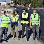 La consejera de Fomento, Infraestructuras y Ordenación del Territorio, Marifrán Carazo, junto al alcalde de El Ejido (Almería), Francisco Góngora (2d); el alcalde de La Mojonera (Almería), José Miguel Hernández(i), y el presidente de la Junta Local del Ayuntamiento de El Ejido, Carlos Martín (d), visitan las obras de la carretera A-1050 en las Norias de Daza, El Ejido, (Almería). EFE / Carlos Barba