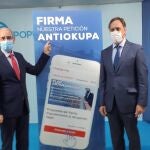 Javier Iglesias (i) y Carlos García Carbayo (d) en la sede del PP de Salamanca con un cartel de la campaña contra la ocupación ilegal de viviendas.EUROPA PRESS28/09/2020