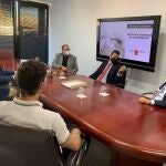 El consejero, acompañado por el director general de Vivienda, José Francisco Lajara, mantiene un encuentro con el presidente del Gremio de Cerrajería de la Región de Murcia, Francisco Martínez, y el secretario general de Fremm, Andrés Sánchez.