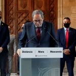 El presidente de la Generalitat, Quim Torra (c), junto a los miembros del Govern, durante la declaración institucional que ha realizado esta tarde después de que el Tribunal Supremo confirmase su condena de año y medio de inhabilitación, por desoír la orden de la Junta Electoral Central (JEC) que le obligaba a retirar las pancartas de apoyo a los presos del "procés" de los edificios públicos en periodo electoral. EFE/Marta Pérez