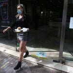 Una empleada de los llamados "café con piernas" (cafetería atendida por mujeres de ropa ceñida)