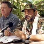 AME7805. SIERRA NEVADA DE SANTA MARTA (COLOMBIA), 28/09/2020.- Fotografía de archivo fechada el 23 de enero de 2006 que muestra al entonces jefe paramilitar colombiano "Jorge 40" (d) durante una rueda de prensa junto al entonces comisionado de Paz, Luis Carlos Restrepo (i), en un campamento cercano a la Sierra Nevada de Santa Marta (Colombia). Alias "Jorge 40", quien cumplió una condena en Estados Unidos por narcotráfico, regresó deportado este lunes a Colombia donde tendrá que responder por sus crímenes ante la justicia, confirmó el alto comisionado para la Paz, Miguel Ceballos. EFE