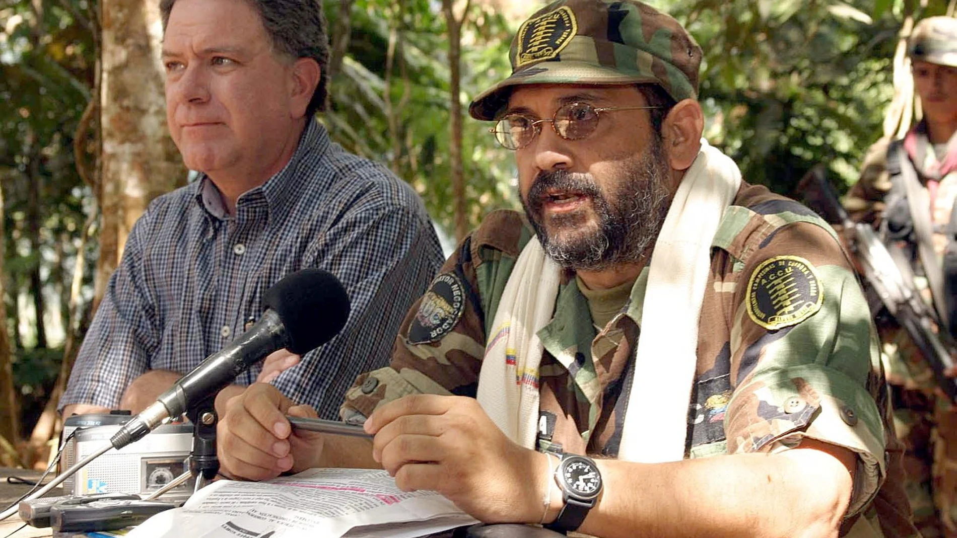 AME7805. SIERRA NEVADA DE SANTA MARTA (COLOMBIA), 28/09/2020.- Fotografía de archivo fechada el 23 de enero de 2006 que muestra al entonces jefe paramilitar colombiano "Jorge 40" (d) durante una rueda de prensa junto al entonces comisionado de Paz, Luis Carlos Restrepo (i), en un campamento cercano a la Sierra Nevada de Santa Marta (Colombia). Alias "Jorge 40", quien cumplió una condena en Estados Unidos por narcotráfico, regresó deportado este lunes a Colombia donde tendrá que responder por sus crímenes ante la justicia, confirmó el alto comisionado para la Paz, Miguel Ceballos. EFE