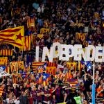 Aficionados del Barcelona muestran banderas "esteladas" durante Barcelona-Real Madrid con público