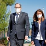 El expresident de la Generalitat, Quim Torra, junto a la consellera de Presidencia, Meritxell Budó, a su salida del centro penitenciario de Lledoners donde ha visitado a los presos independentistas tras ser inhabilitado ayer. EFE/Susanna Sáez
