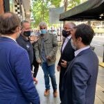 El presidente del PP en el Ayuntamiento de Barcelona, Josep Bou, y el portavoz, Oscar Ramírez, con comerciantes del eje Creu CobertaPP DE BARCELONA29/09/2020