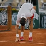 Djokovic saluda a los algo menos de 1.000 espectadores que se congregaron en la Philippe Chatrier