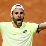Stefano Travaglia celebra su triunfo ante Nishikori