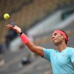 Rafa Nadal realiza un saque en Roland Garros