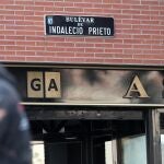 Placa del Bulevar Indalecio Prieto, en Madrid, al día siguiente del acuerdo municipal para su retirada