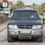 Agentes de la Guardia Civil realizan un control a la entrada de Casariche (Sevilla), localidad de 5.500 vecinos que ha iniciado 14 días de confinamiento decretados por la Junta de Andalucía, con el fin de frenar la curva de contagios de coronavirus en el municipio sevillano. EFE