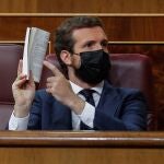 MADRID, 30/09/2020.- El líder del PP, Pablo Casado, reglamento del Congreso en mano, ha pedido este miércoles que cesaran en el hemiciclo las declaraciones sobre la casa real. Casado ha apelado a los artículos 103 y 104 del reglamento de la Cámara para solicitar la retirada del diario de sesiones de unas palabras del portavoz de ERC, Gabriel Rufián, quien ha insinuado que la casa real está fuera del marco constitucional. EFE/Emilio Naranjo