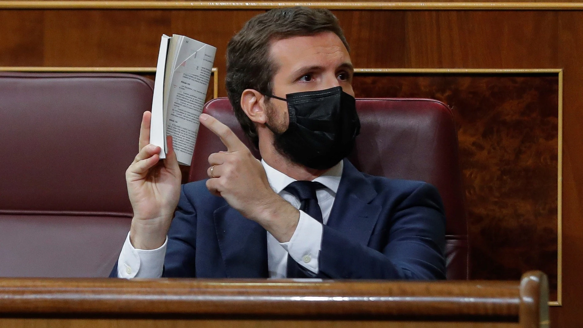 MADRID, 30/09/2020.- El líder del PP, Pablo Casado, reglamento del Congreso en mano, ha pedido este miércoles que cesaran en el hemiciclo las declaraciones sobre la casa real. Casado ha apelado a los artículos 103 y 104 del reglamento de la Cámara para solicitar la retirada del diario de sesiones de unas palabras del portavoz de ERC, Gabriel Rufián, quien ha insinuado que la casa real está fuera del marco constitucional. EFE/Emilio Naranjo