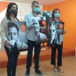 Toni Cantó junto a las diputadas Ruth Merino y María Quiles con las fotografías de las protagonistas de la campaña con que Ciudadanos agradece su valor a los valencianos