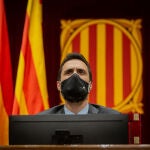 El presidente del Parlament, Roger Torrent, durante una sesión plenaria monográfica en el Parlament sobre la inhabilitación del expresidente de la Generalitat Quim Torra, en Barcelona