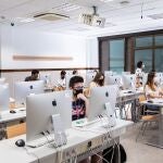 Unos alumnos, en un aula tecnológica