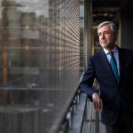 Ángel Acebes posa para una entrevista de LA RAZÓN